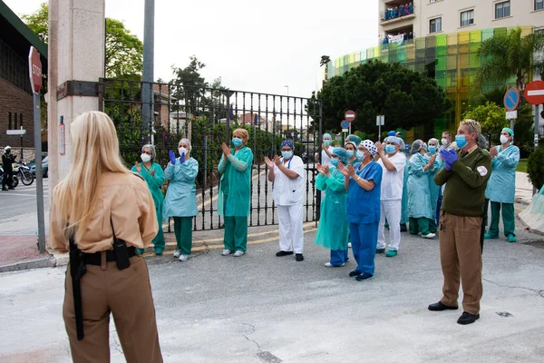 Malaga, İspanya. 16 Nisan 2020. Yerel polis ve itfaiyecilerden Malaga 'lı Carlos Haya hastanesinin sağlık personelini alkışlıyoruz. Coronavirus' a karşı savaşan itfaiyeciler..
