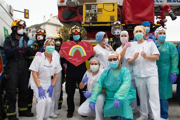 Malaga, İspanya. 16 Nisan 2020. Yerel polis ve itfaiyecilerden Malaga 'lı Carlos Haya hastanesinin sağlık personelini alkışlıyoruz. Coronavirus' a karşı savaşan itfaiyeciler..