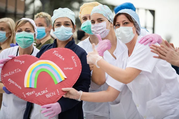 Mlaga, İspanya. 16 Nisan 2020. Covid-19 Haraç Töreni, yerel polis ve itfaiyecilerden Mlaga Hastanesi 'nin sağlık personeli Carlos Haya' yı alkışlıyor. Coronavirus 'a karşı dövüşçüler..