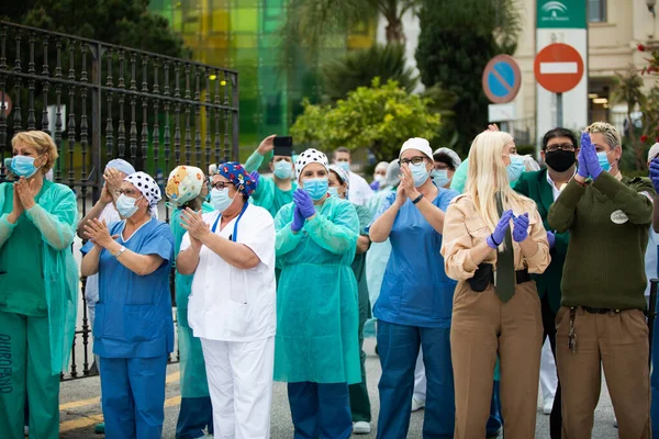 Mlaga, İspanya. 16 Nisan 2020. Covid-19 Haraç Töreni, yerel polis ve itfaiyecilerden Mlaga Hastanesi 'nin sağlık personeli Carlos Haya' yı alkışlıyor. Coronavirus 'a karşı dövüşçüler..