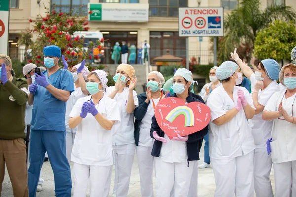 Mlaga, İspanya. 16 Nisan 2020. Covid-19 Haraç Töreni, yerel polis ve itfaiyecilerden Mlaga Hastanesi 'nin sağlık personeli Carlos Haya' yı alkışlıyor. Coronavirus 'a karşı dövüşçüler..