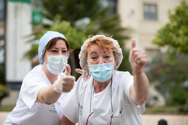 Malaga, İspanya. 16 Nisan 2020. Yerel polis ve itfaiyecilerden Malaga 'lı Carlos Haya hastanesinin sağlık personelini alkışlıyoruz. Coronavirus' a karşı savaşan itfaiyeciler..