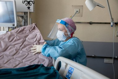 Motril, Granada, İspanya - 13 Mayıs 2020: sürmekte olan koronavirüs COVID-19 salgınının ortasında Motril İlköğretim Hizmetleri 'nden SAS Endülüs Sağlık Hizmetleri ön cephe personelinin yüzleri.