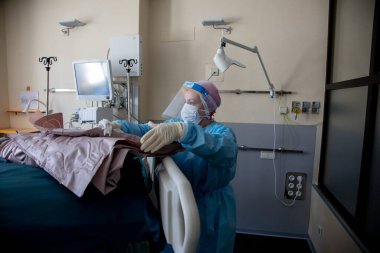 Motril, Granada, İspanya - 13 Mayıs 2020: sürmekte olan koronavirüs COVID-19 salgınının ortasında Motril İlköğretim Hizmetleri 'nden SAS Endülüs Sağlık Hizmetleri ön cephe personelinin yüzleri.