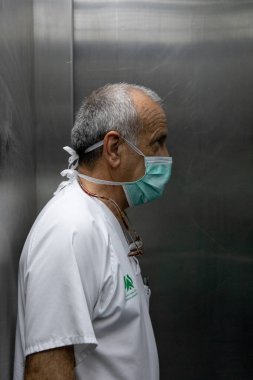 Motril, Granada, İspanya - 13 Mayıs 2020: sürmekte olan koronavirüs COVID-19 salgınının ortasında Motril İlköğretim Hizmetleri 'nden SAS Endülüs Sağlık Hizmetleri ön cephe personelinin yüzleri.