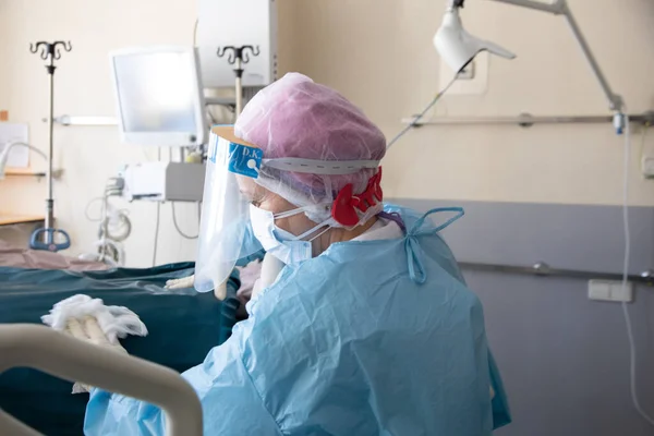 Motril, Granada, İspanya - 13 Mayıs 2020: sürmekte olan koronavirüs COVID-19 salgınının ortasında Motril İlköğretim Hizmetleri 'nden SAS Endülüs Sağlık Hizmetleri ön cephe personelinin yüzleri.