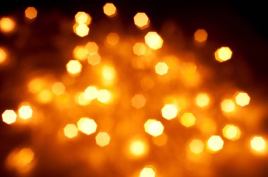 Parlak ve şenlikli altın halkalar, kameradan yaratıldı.