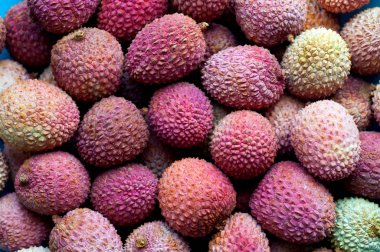 Tahta arka planda liçi meyvesi. Taze liçi tropikal meyvesi.