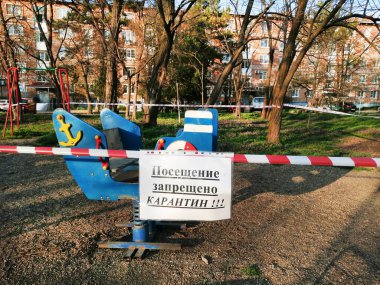 04 / 02 / 2020 Krasnodar, Rusya Federasyonu. Oyun alanı karantina ve koronavirüs COVID-19 'un önlenmesi nedeniyle kapalı. Rusça yazılmış.