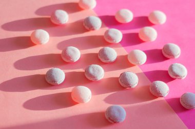 pembe şeker lolipoplar pembe arka planda sert gölgelerle yuvarlak şekilli