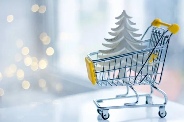 Beyaz bir Noel ağacı olan mini alışveriş arabası.. — Stok fotoğraf