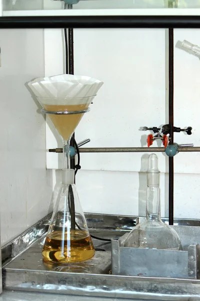 Chemisch laboratorium, experimenten, syntheseprocessen. hemisch laboratorium — Stockfoto