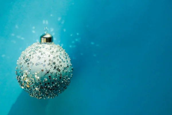 Blaue Weihnachtskugel auf blauem Hintergrund — Stockfoto