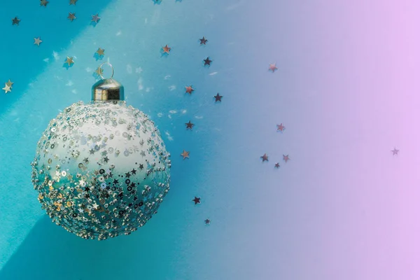 Bola de Navidad azul sobre un fondo azul y rosa —  Fotos de Stock