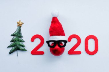 topları şeklinde Noel ağacında kırmızı sayılar ve Noel oyuncakları