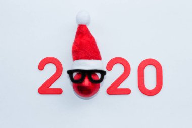 topları şeklinde Noel ağacında kırmızı sayılar ve Noel oyuncakları