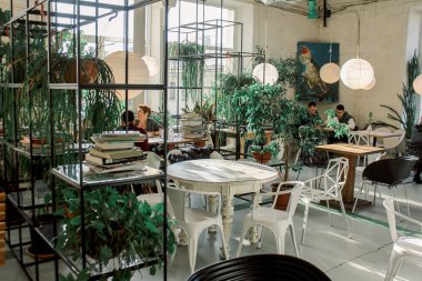 St. Petersburg Temmuz 2019: Çatı katı. Güzel ve modaya uygun bir iç mekan.