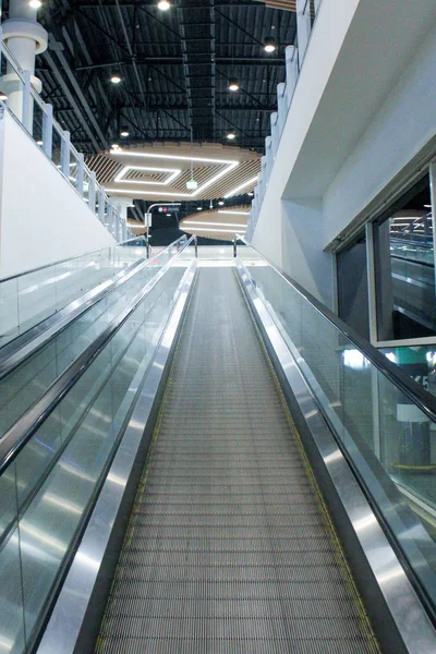 Resenär vid ingången till köpcentret. shopping i storstaden — Stockfoto