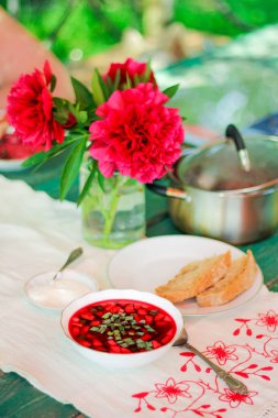 Sıcak günlerde soğuk pancar çorbası. Pancar çorbası.