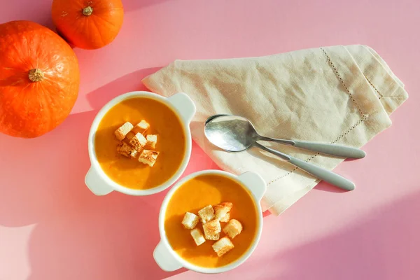 Pumpkin soup puree on a pink background, the view from the top — Stock Image Pumpkin soup puree on a pink background, the view from the top Royalty Free Stock Photos