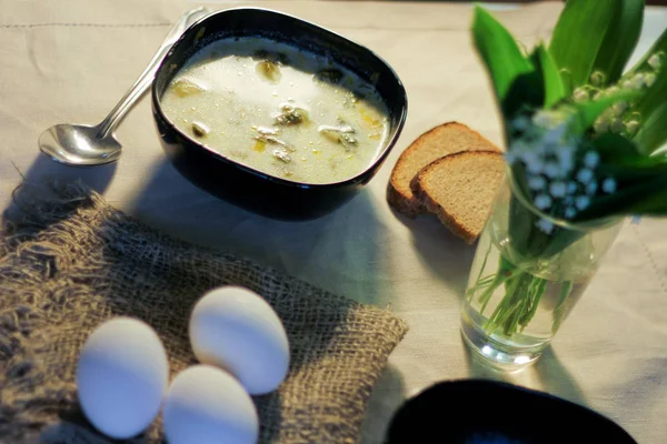 Sorrel soup with eggs and sour cream. table setting for lunch — Stock Photo, Image