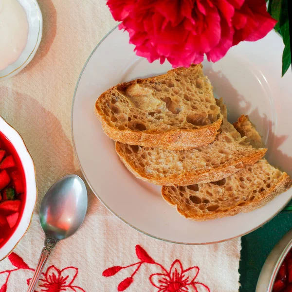 Ekmek tabakta, yakın plan. Sokakta yaz pikniği.