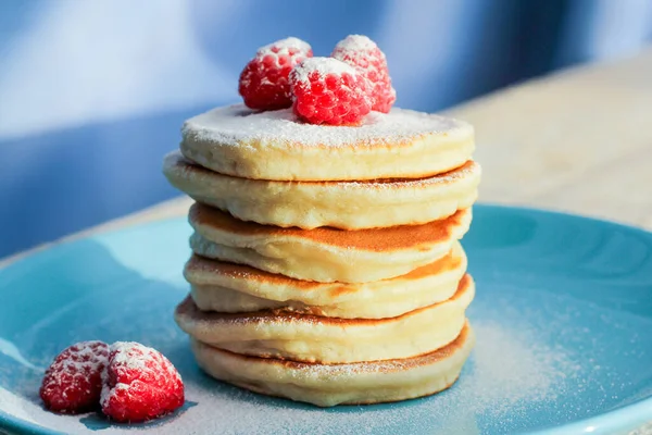 自制早餐是新鲜熟的薄饼和浆果 — 图库照片