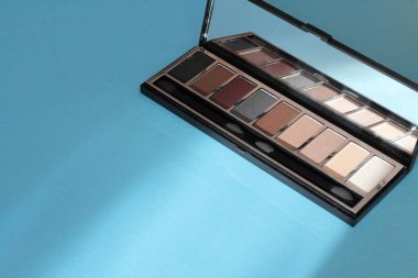 Mavi arkaplana karşı sıcak gölgelerin paletini aç