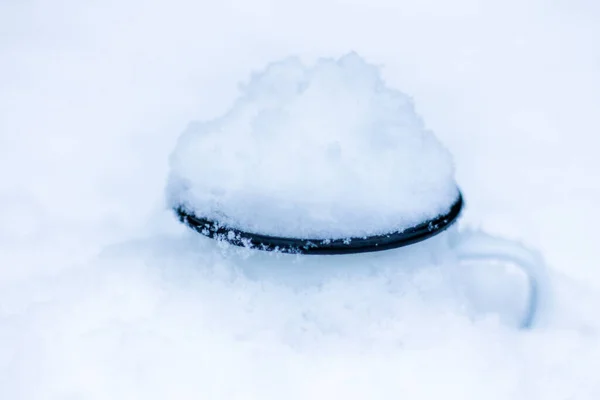 Hay una taza de nieve en la nieve blanca. concepto del invierno venidero . —  Fotos de Stock