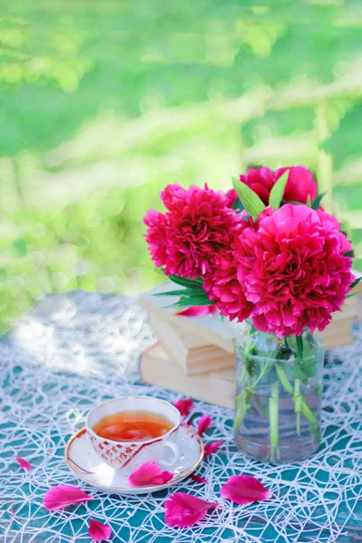 Atıştırmalık temiz hava. Sıcak bir ortamda bir fincan çayla kahvaltı.