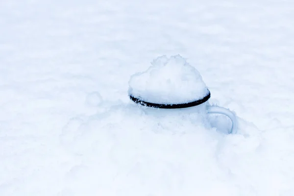 Hay una taza de nieve en la nieve blanca. concepto del invierno venidero . —  Fotos de Stock