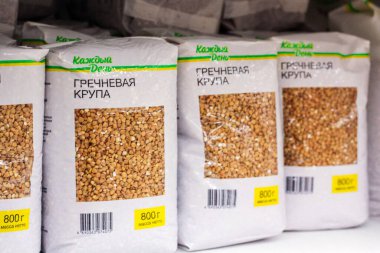 RUSSIA, SAINT-PETERSBURG Mart 13.2020 Market raflarında karabuğday. Krizden önce ürün alımı. Süpermarketten alışveriş.