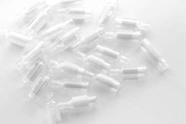 Beyaz arkaplan üzerindeki enstrümantal analizde örnek şişe