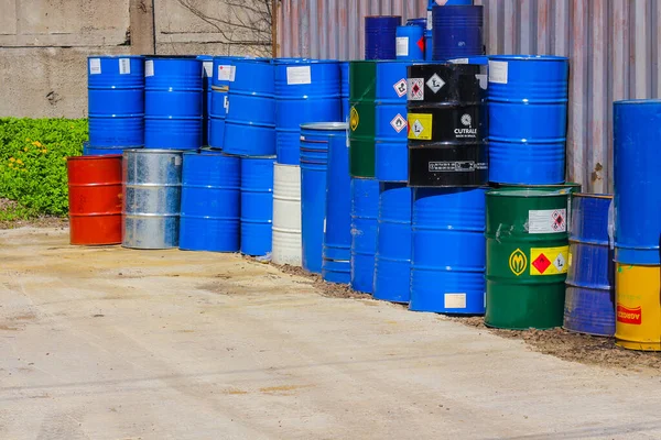 RUSSIA, SAINT-PETERSBURG maj 16.2019 wielobarwne beczki metalowe z odpadami chemicznymi lub surowcami — Zdjęcie stockowe