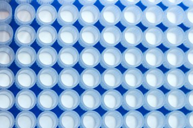 Bir raftaki plastik uçların makrosu