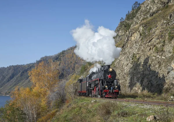 Velha locomotiva a vapor na Circum-Baikal Railway — Fotografia de Stock