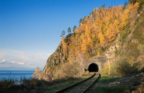 Осінь на унеможливлюють Байкал залізниця — стокове фото