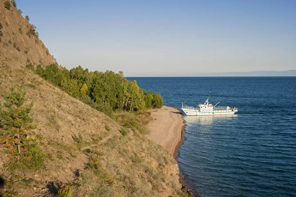 Weißes Boot auf dem Baikalsee — Stockfoto