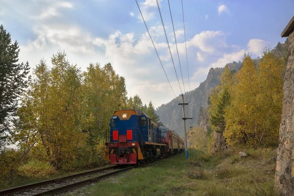 Turistický vlak na železniční Krugobajkalská — Stock fotografie