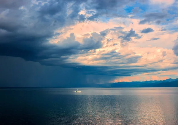 Trovoada no lago Baikal — Fotografia de Stock