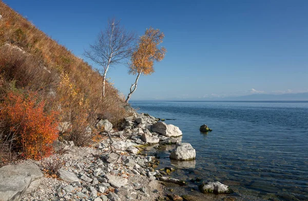 Musim gugur di Danau Baikal dekat rel kereta api Circum-Baikal — Stok Foto