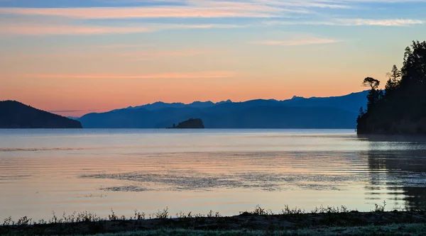 Avant le lever du soleil sur le lac Baikal Bay Chivyrkui — Photo