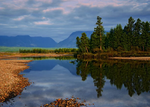 Temprano en la mañana en la cresta de Kodar en Siberia Oriental — Foto de Stock