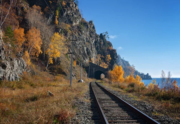 Осінь на унеможливлюють Байкал залізниця — стокове фото