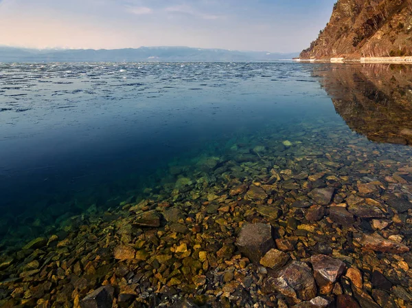 Air bersih Danau Baikal, salju mencair di selatan Baikal — Stok Foto