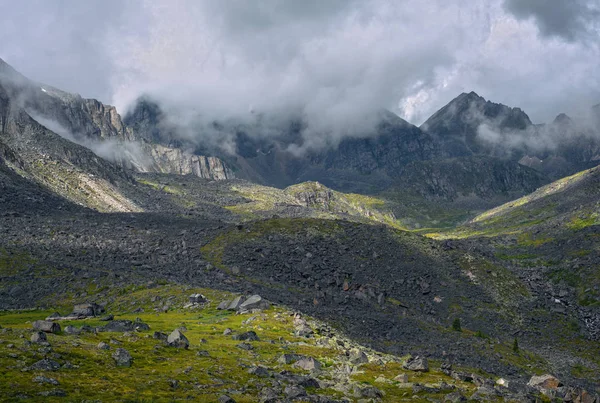 Casa en las montañas — Foto de Stock