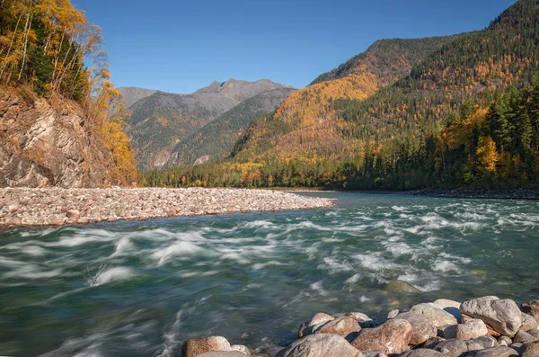 Herbst am Fluss Kitoy — Stockfoto