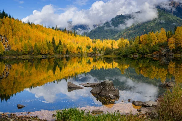 El comienzo del otoño en las montañas — Foto de Stock