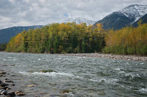 Fluss "schneebedeckt" im Herbst — Stockfoto