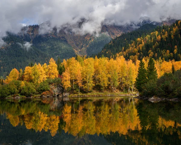 Початок осені в горах — стокове фото